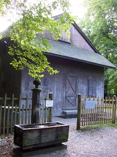 Foto vom Brunnen vor dem Hexenhäusl im Park von Schloss Nymphenburg