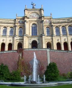 Foto vom Brunnen vor dem Landtag in München