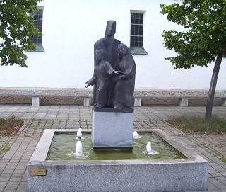 Foto vom Brunnen vor Heilige Familie in Neu-Harlaching