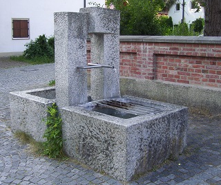 Foto vom Brunnen vor St. Martin in München-Riem