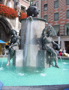 Foto vom Fischbrunnen auf dem Marienplatz in München