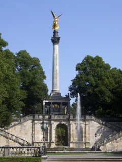 Foto der Fontäne beim Friedensengel in München