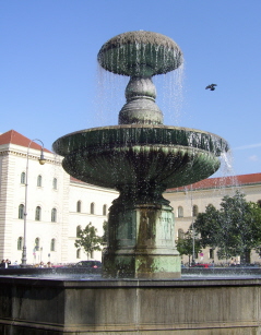 Foto vom Universitätsbrunnen Leo von Klenze in München