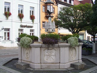 Foto vom Marktplatzbrunnen in Neustadt an der Orla