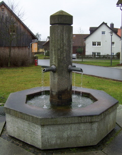Foto vom Dorfbrunnen mit Ilsenbachquelle in Ilsenbach