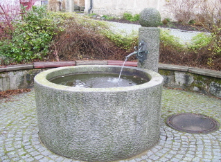 Foto vom Brunnen beim Kriegerdenkmal in Püchersreuth