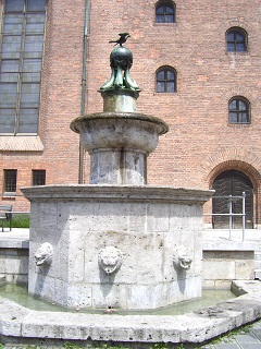 Foto vom Brunnen vor der Friedenskirche in Nürnberg