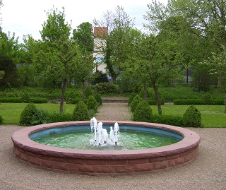 Foto vom großen Brunnen im Rosengarten in Obernburg