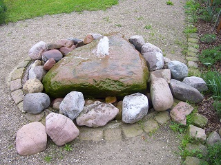 Foto vom kleinen Brunnen im Rosengarten in Obernburg