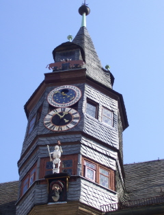 Foto vom Rathausturm mit Glockenspiel in Ochsenfurt