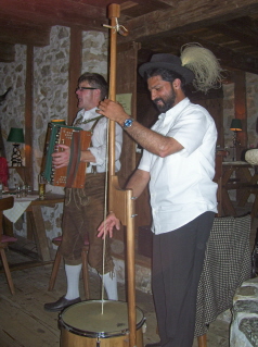 Foto von Pfarrer Johnson beim Musizieren beim Heurigen