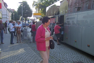 Foto vom Einsteigen zur Heimfahrt in den Omnibus der Fa. Domberger