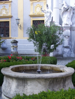 Foto vom Brunnen vor der Stiftskirche in Dürnstein