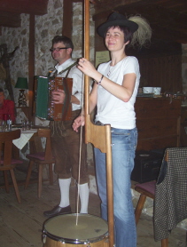 Foto vom gem&uuml;tlichen Beisammensein beim Heurigen mit Heike, unserem Musikant