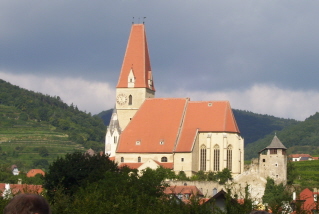 Foto der Kirche in Weissenkirchen von der Donau aus gesehen