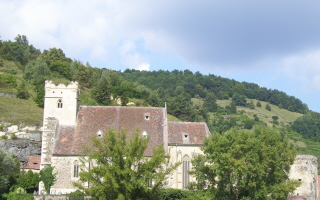 Foto der Kirche in Willendorf von der Donau aus gesehen