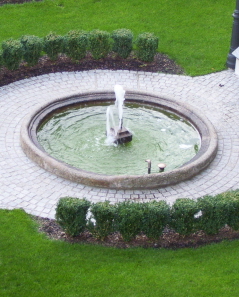 Foto vom Brunnen vor der Wallfahrtskirche Maria Taferl