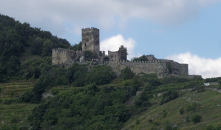 Foto der Ruine Aggshein von der Donau aus gesehen