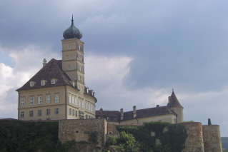 Foto von Schloss Schönbühel von der Donau aus gesehen
