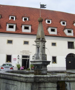 Foto vom Brunnen vor dem historischen Feuerwehrhaus in St. Florian