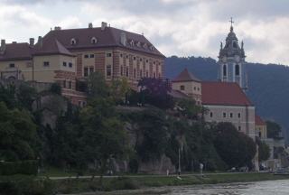 Foto von Stift Dürnstein von der Donau aus gesehen