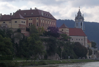 Foto von Stift D&uuml;rnstein von der Donau aus gesehen