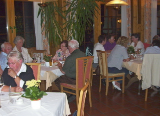 Foto vom gemütlichen Beisammensein mit Weinprobe im Hotel in Emmersdorf