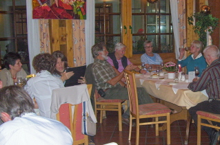 Foto vom gem&uuml;tlichen Beisammensein mit Weinprobe im Hotel in Emmersdorf