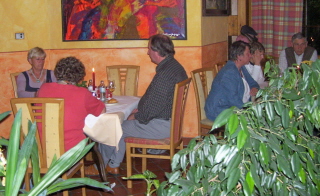 Foto vom gem&uuml;tlichen Beisammensein mit Weinprobe im Hotel in Emmersdorf