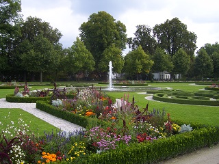 Foto kleiner Brunnen im Park von Schloss Neuhaus in Paderborn