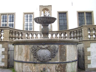 Foto vom Brunnen vor der Franziskanerkirche in Paderborn