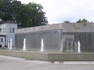 Foto vom Springbrunnen im Park von Schloss Neuhaus in Paderborn
