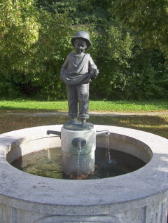 Foto vom Brunnen vor dem Rathaus in Ilmmünster