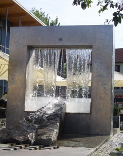 Foto vom Brunnen auf dem Sparkassenplatz in Pfaffenhofen