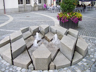 Foto vom Brunnen vor dem Rathaus in Plattling