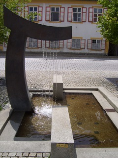 Foto vom Brunnen auf dem Marktplatz in Pöttmes