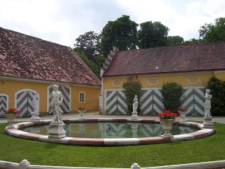 Foto vom Brunnen im Schlosshof in Pöttmes