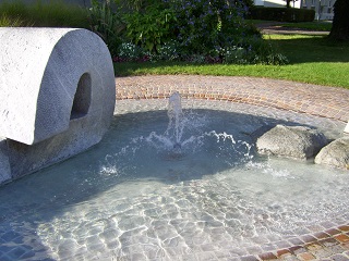 Foto vom Brunnen vor der Dreifaltigkeitskirche in Ravensburg