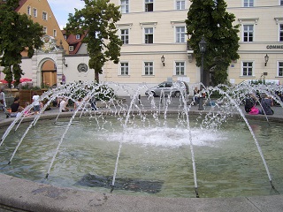 Foto vom Brunnen auf dem Bismarckplatz in Regensburg