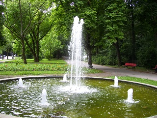 Foto von einem der beiden Springbrunnen beim Schloss in Regensburg