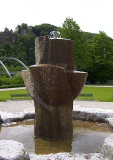 Foto vom Brunnen vor dem Kloster St. Anna in Riedenburg