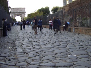 Foto der Via Apia Antika in Rom mit Titusbogen im Hintergrund