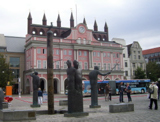 Foto vom Nixenbrunnen vor dem Rathaus in Rostock