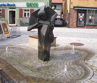 Foto vom Brunnen am Kugelbühlplatz in Roth