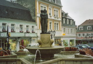 Foto vom Brunnen auf dem Marktplatz in Homburg