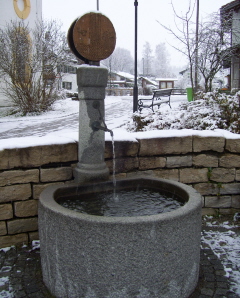 Foto vom Brunnen vor St. Antonius in Altenau