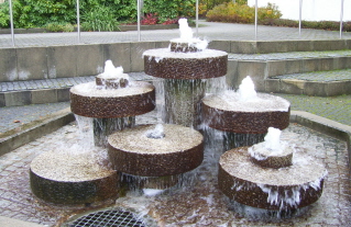 Foto vom Brunnen auf dem Marienplatz in Schwarzenfeld