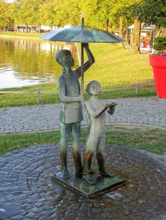 Foto vom Brunnen Mädchen mit Regenschirm in Schwerin