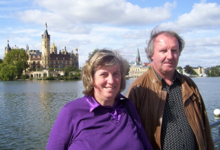 Foto vom Schloss in Schwerin mit Alfred und Gerlinde
