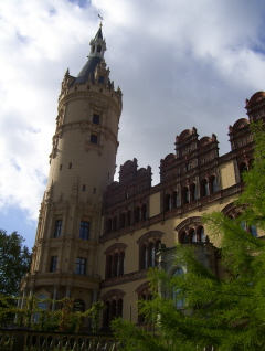 Foto vom Schloss und Hauptturm in Schwerin mit alter barocker Fassade